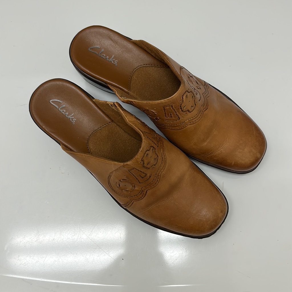Ladies Clark’s Slip On Clog Mule Tan Leather Embroidered Low Heel Size 81/2